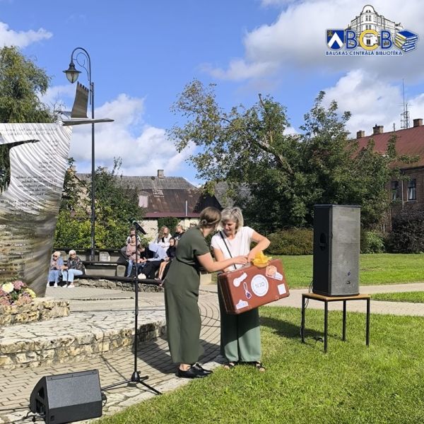 Dzeja Saules dārzā