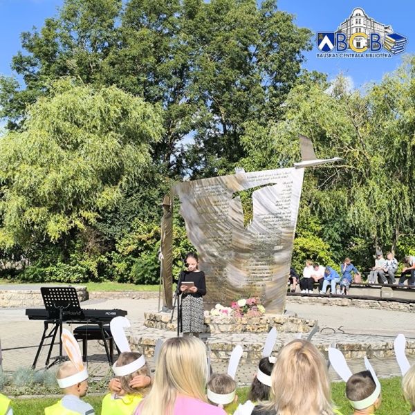 Dzeja Saules dārzā