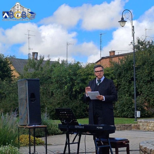 Dzeja Saules dārzā