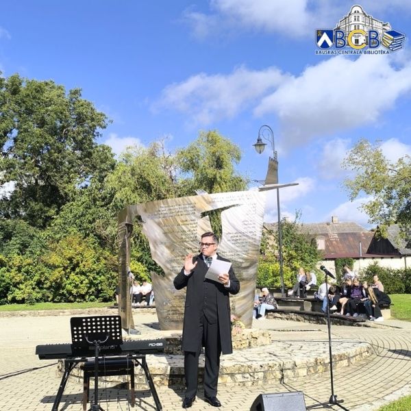 Dzeja Saules dārzā