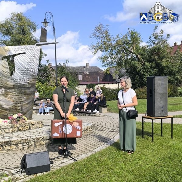 Dzeja Saules dārzā