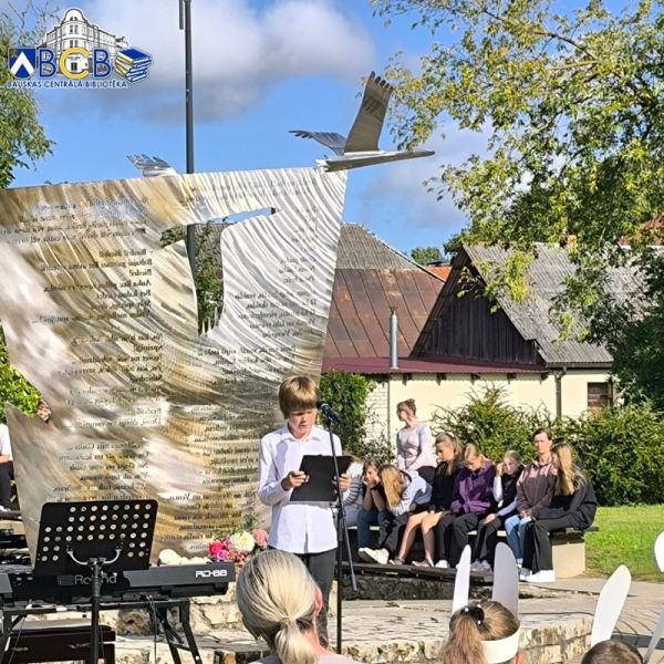 Dzeja Saules dārzā